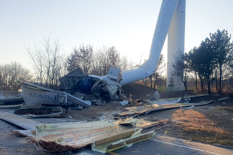 2일 오후 4시42분쯤 경북 영덕군 영덕읍 창포풍력발전단지의 풍력발전기 1기가 넘어져 도로를 덮쳤다. (독자 제공, 재판매 및 DB금지) ⓒ News1 최창호 기자