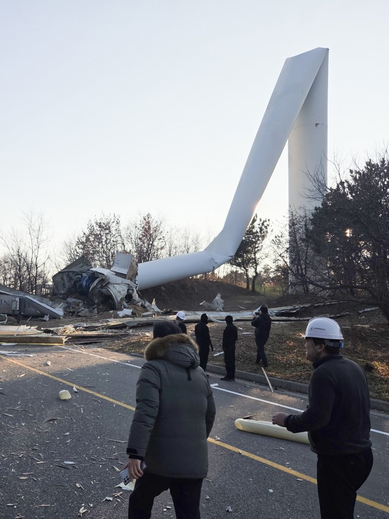 2일 오후 4시42분쯤 경북 영덕군 영덕읍 창포풍력발전단지의 풍력발전기 1기가 넘어져 부서진 잔해물이 도로에 흩어져 있다. 영덕군과 소방당국은 도로를 차단하고 사고 수습에 들어갔다.(독자 제공, 재판매 및 DB금지) ⓒ News1 최창호 기자