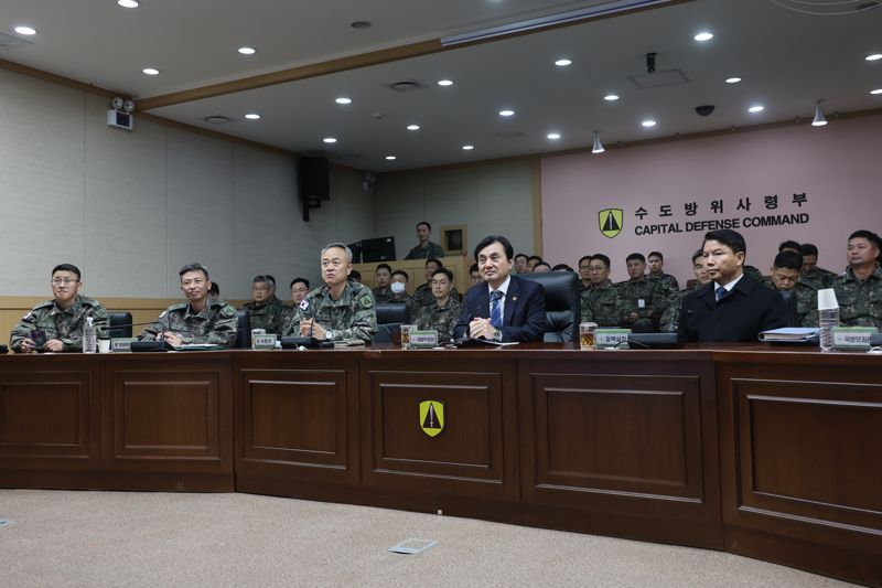 안규백 국방부장관이 2일 오후 육군 수도방위사령부를 방문해 임무수행 현황을 보고받고 있다. 이날 안규백 장관은 수도방위사령부를 찾아 대비태세를 점검하고 장병들을 격려했다. 국방부 제공