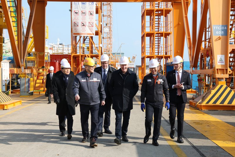 스티븐 퓨어 캐나다 국방조달 특임장관(가운데)이 2일 한화오션 거제사업장을 방문해 이두희 국방부 차관(왼쪽 첫 번째), 김희철 한화오션 대표(왼쪽 두 번째)와 함께 생산시설을 둘러보고 있다. (한화오션 제공. 재판매 및 DB 금지) 2026.2.2/뉴스1