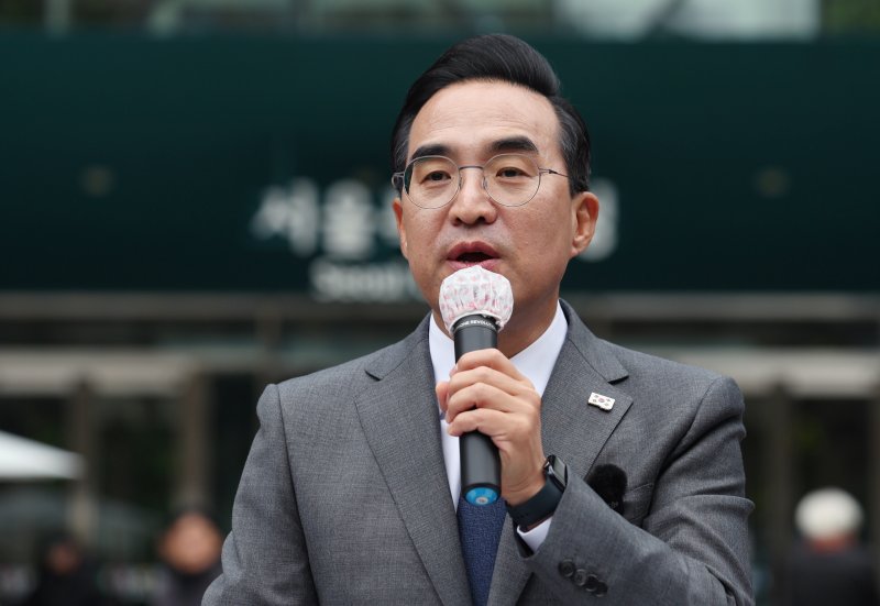 [서울=뉴시스] 김진아 기자 = 박홍근 더불어민주당 의원이 26일 서울 중구 서울시청 앞에서 내년 6월 3일 치러지는 서울시장 선거 출마 선언을 하고 있다. 2025.11.26. bluesoda@newsis.com