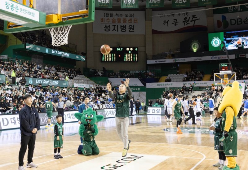 한국보훈복지의료공단 임직원과 그 가족 등 200여 명이 지난달 30일 강원 원주종합체육관에서 DB프로미 홈경기를 관람한 가운데, 윤종진 공단 이사장이 시투자로 나섰다. (한국보훈복지의료공단 제공. 재판매 및 DB금지) 2026.2.2/뉴스1