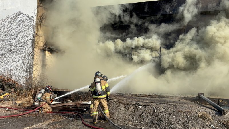 2일 오후 12시 11분쯤 여수 돌산 한 폐공장에서 화재가 발생해 소방당국이 진압하고 있다. (전남소방본부 제공. 재판매 및 DB금지) ⓒ News1