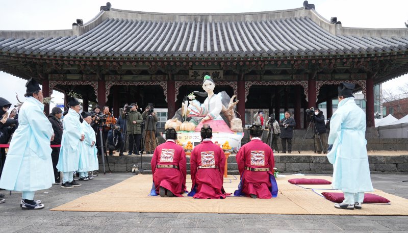 [제주=뉴시스] 2일 탐라국 입춘굿 행사가 시작된 가운데 제주시 관덕정 일원에서 풍농을 기원하는 세경제가 열리고 있다. (사진=제주도 제공) 2026.02.02. photo@newsis.com *재판매 및 DB 금지