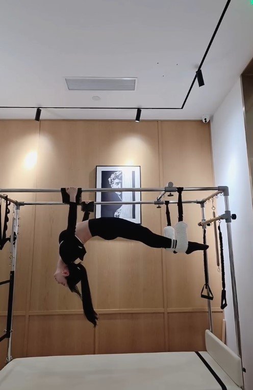 클라라 180도 다리찢기…이혼 후 자기관리 열중