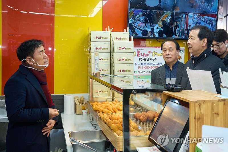 재래시장 둘러보는 구윤철 부총리 (출처=연합뉴스)