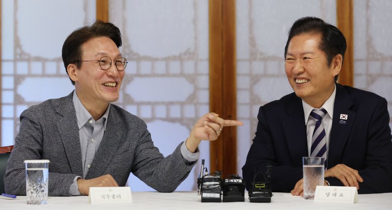 김민석 국무총리(왼쪽)와 정청래 더불어민주당 대표가 지난해 10월 서울 종로구 총리공관에서 열린 제4차 고위당정협의회에 참석해 대화하고 있다. (공동취재) 2025.10.12/뉴스1 ⓒ News1 안은나 기자