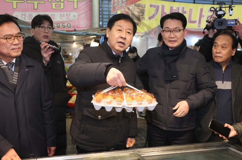 구윤철 부총리 겸 재정경제부 장관(앞줄 왼쪽 두번째)이 2일 성수품 물가와 수급 동향을 점검하기 위해 충남 천안중앙시장을 방문해 사회복지시설에 전달할 물품을 구입하고 있다. 오른쪽은 김종구 농림축산식품부 차관. 연합뉴스