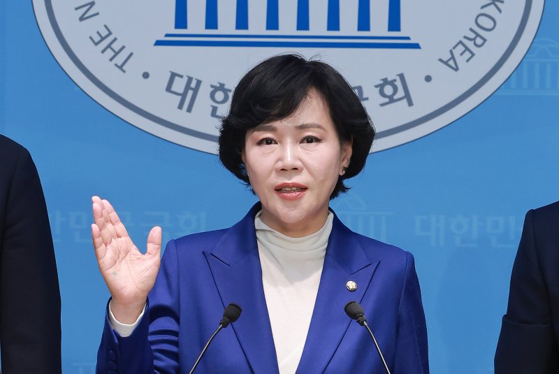 더불어민주당 전현희 의원이 2일 국회 소통관에서 서울시장 출마를 선언하고 있다. 연합뉴스