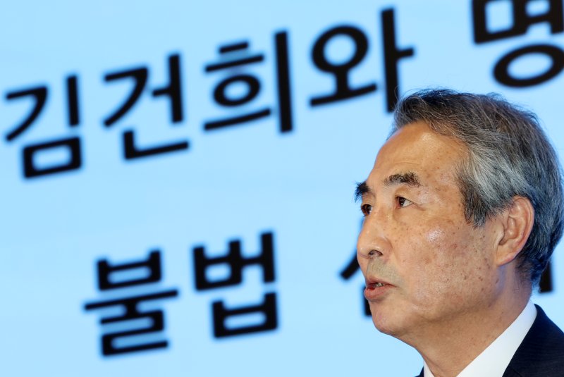 [서울=뉴시스] 조성우 기자 = 민중기 특별검사가 지난해 12월 29일 오전 서울 종로구 KT 광화문빌딩 웨스트에서 김건희 여사의 각종 의혹 관련 최종 수사 결과 발표 브리핑을 하고 있다. 2025.12.29. xconfind@newsis.com