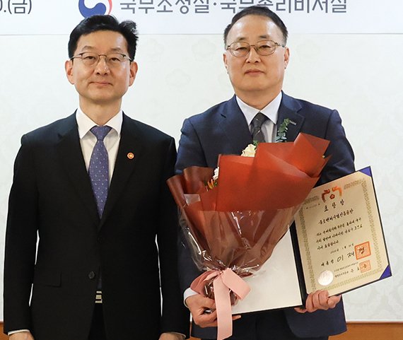 지난달 30일 이병철 중소벤처기업진흥공단 부이사장(오른쪽)이 규제합리화 유공 대통령 표창 수상 후 기념촬영을 하고 있다. 중소벤처기업진흥공단 제공