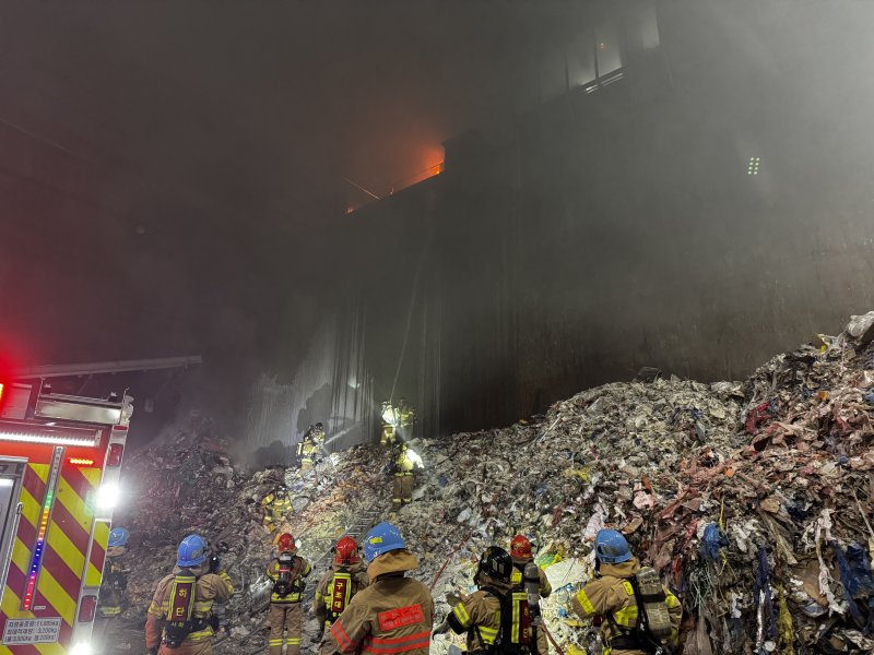 2일 오후 부산 사하구 자원순환 시설 화재 현장.(부산소방재난본부 제공. 재판매 및 DB 금지)