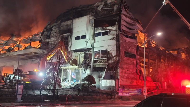 30일 오후 2시 55분쯤 충북 음성군 맹동면 한 펄프공장에서 화재가 발생해 소방 당국이 대응 2단계를 발령하고 화재 진화 작업을 하고 있다. 진화 작업과 함께 연락이 두절됐던 외국인 근로자 2명의 실종자 수색 작업이 진행 중이다.2026.1.30/뉴스1