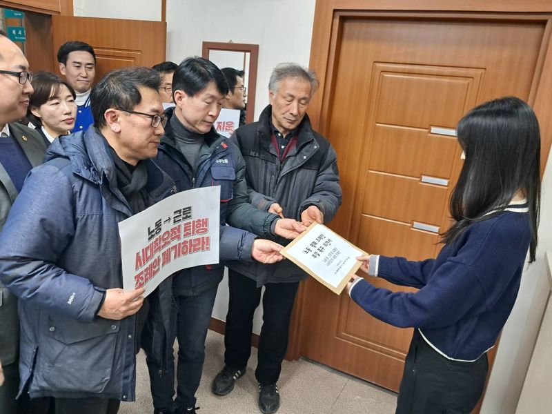 울산시의회가 일부 조례의 '노동' '노동자'라는 용어를 '근로' '근로자'로 변경하는 개정안을 오는 6일 본회에서 처리하기로 하자 민주노총과 한국노총 등 양대 노총이 2일 울산시의회에 항의서한을 전달하고 있다. 울산시의회 제공