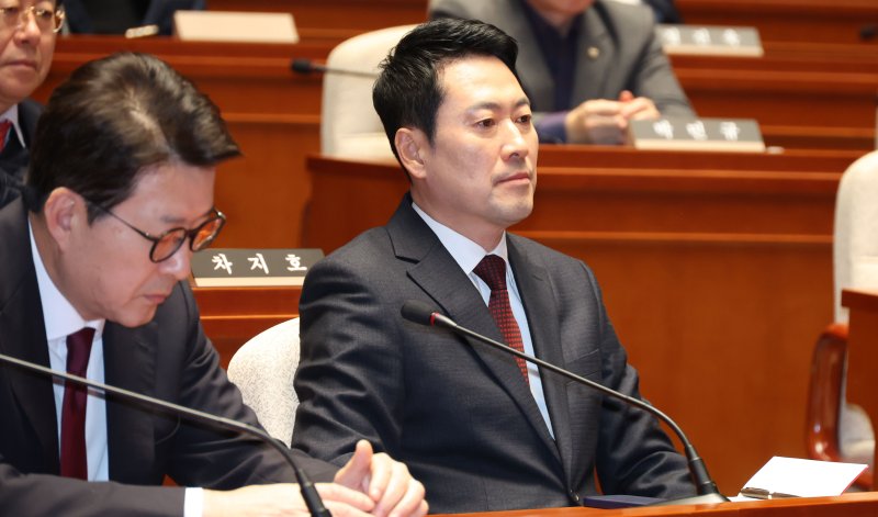 [서울=뉴시스] 조성봉 기자 = 장동혁 국민의힘 대표가 2일 오후 서울 여의도 국회에서 열린 의원총회에서 잠시 생각에 잠겨 있다. 2026.02.02. suncho21@newsis.com