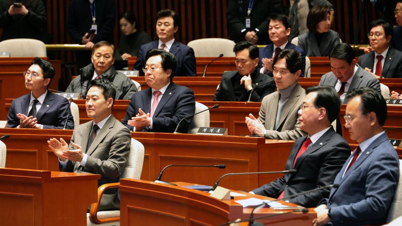 [서울=뉴시스] 김금보 기자 = 장동혁 국민의힘 대표가 29일 오후 서울 여의도 국회에서 열린 의원총회에서 임이자 국회 재정경제기획위원회 위원장 발언에 박수를 치고 있다. 2026.01.29. kgb@newsis.com
