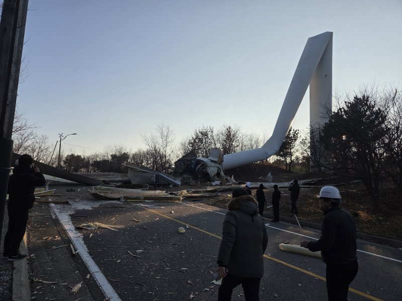 [영덕=뉴시스] 안병철 기자 = 2일 오후 4시40분께 경북 영덕군 영덕읍 창포리 풍력발전단지에서 풍력발전기 1기가 쓰러지면서 도로를 덮쳤다.(사진=영덕군 제공) 2026.02.02. photo@newsis.com