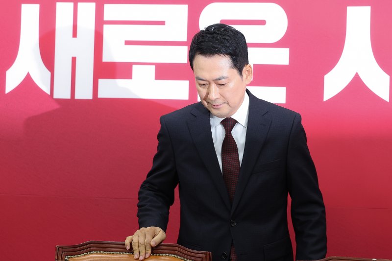 장동혁 국민의힘 대표가 2이 서울 여의도 국회에서 열린 최고위원회의에 참석하고 있다. 2026.2.2/뉴스1 ⓒ News1 신웅수 기자