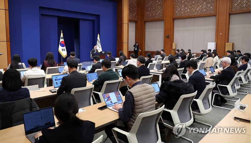 청와대 복귀 후 춘추관에서 열린 첫 공식브리핑 (출처=연합뉴스)