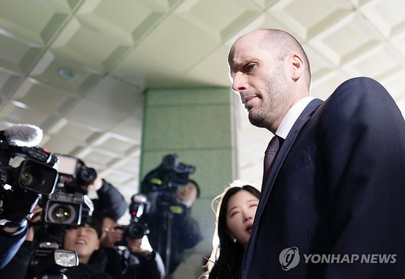 경찰 출석하는 로저스 쿠팡 한국 임시 대표 (출처=연합뉴스)