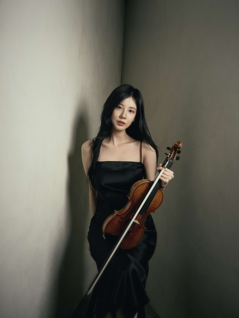 바이올린 연주 도전하는 가수 서현 (출처=연합뉴스)