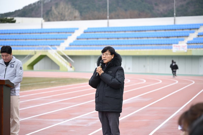 [거제=뉴시스] 신정철 기자= 거제시민축구단이 지난 30일 거제종합운동장에서 변광용 거제시장을 비롯해 김환중 거제시체육회장, 시의원, 구단 관계자와 선수단 등 60여 명이 참석한 가운데 2026시즌 출정식출정식 선수단을 갖고 시즌 선전을 기원했다.사진은 변광용 시장의 격려사 모습.(사진=거제시 제공).2026.02.02. photo@newsis.com *재판매 및 DB 금지