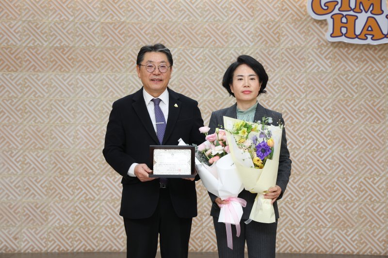 [김해=뉴시스]모산에프에스 김진경 대표(사진 오른편). (사진=김해시 제공). 2026.02.02. photo@newsis.com
