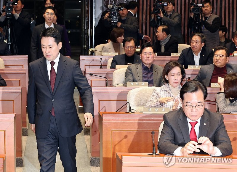 국민의힘 의원총회 입장하는 장동혁 대표 (출처=연합뉴스)