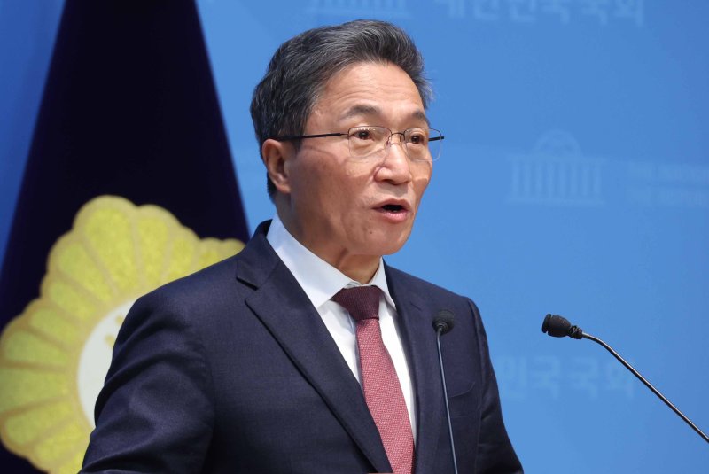 [서울=뉴시스] 조성봉 기자 = 이학재 인천국제공항공사 사장이 20일 오전 서울 여의도 국회 소통관에서 열린 '대통령실의 인천공항공사 불법인사 개입 중단 촉구' 기자회견에서 발언을 하고 있다. 2026.01.20. suncho21@newsis.com