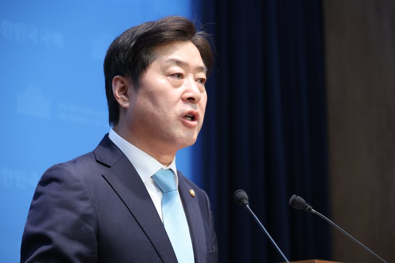 [서울=뉴시스] 조성봉 기자 = 황명선 더불어민주당 대전충남특별시 추진단 상임위원장이 지난해 12월 19일 오전 서울 여의도 국회 소통관에서 열린 대전충남특별시 추진 관련 기자회견에서 발언을 하고 있다. 2025.12.19. suncho21@newsis.com