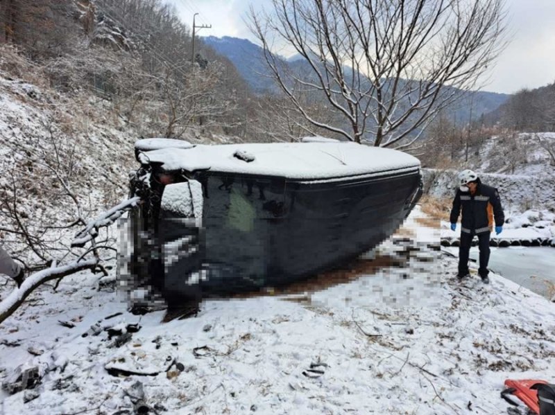 [홍천=뉴시스] 2일 소방당국은 이날 오전 9시께 강원 홍천군 홍천읍 장전평리 도로에서 승합차가 2m 아래로 추락했다고 밝혔다. 강원특별자치도 소방본부 제공. *재판매 및 DB 금지