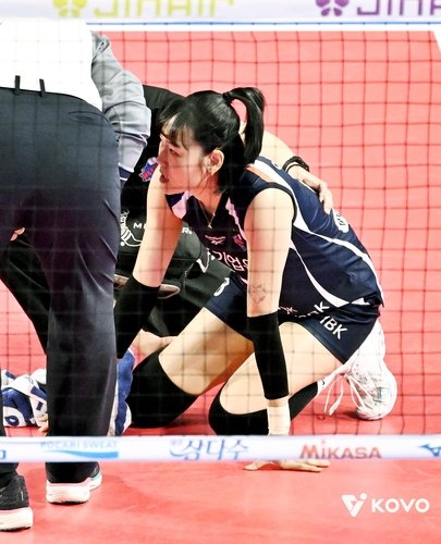 발목을 다쳐 쓰러진 IBK기업은행 임명옥 (출처=연합뉴스)