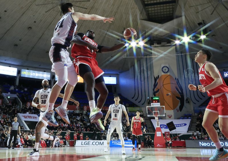 일 오후 서울시 송파구 잠실학생체육관에서 열린 2025-2026 LG전자 프로농구 서울 SK 나이츠와 부산 KCC 이지스의 경기에서 SK 자밀 워니가 골밑 슛을 시도하고 있다. 2026.2.2/뉴스1 ⓒ News1 박정호 기자