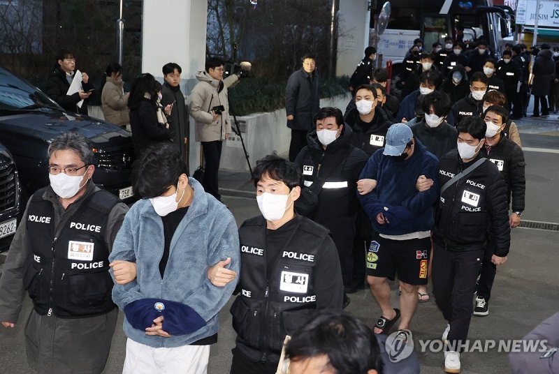 국내 송환된 캄보디아 범죄 가담자들 (출처=연합뉴스)