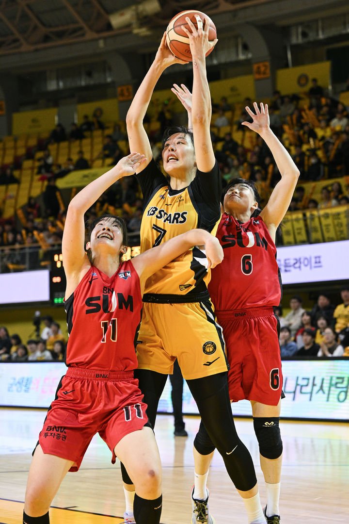 청주 KB의 박지수(가운데) (WKBL 제공)