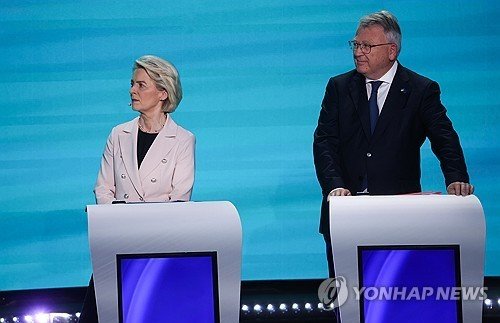 우르줄라 폰데어라이엔 EU 집행위원장(왼쪽)과 니콜라스 슈미트 전 집행위원 (출처=연합뉴스)