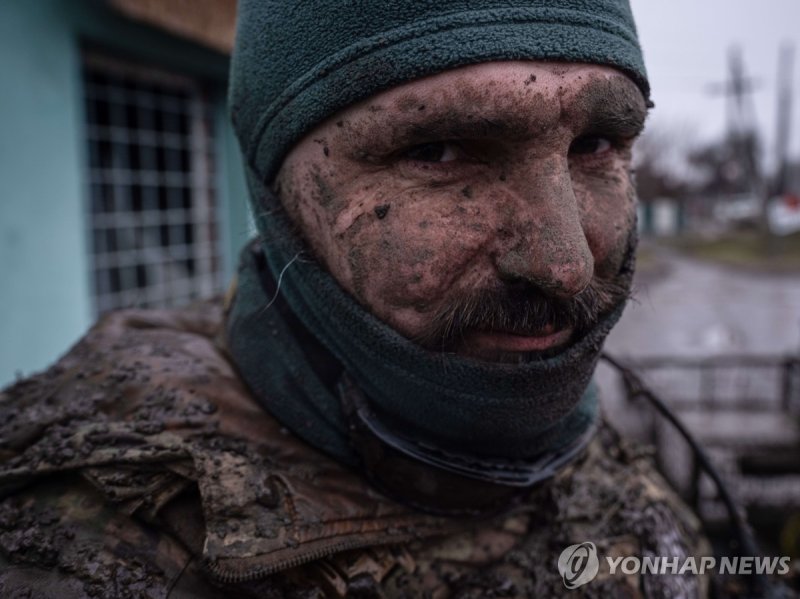 도네츠크 전선서 근무 중인 우크라이나 병사 (출처=연합뉴스)