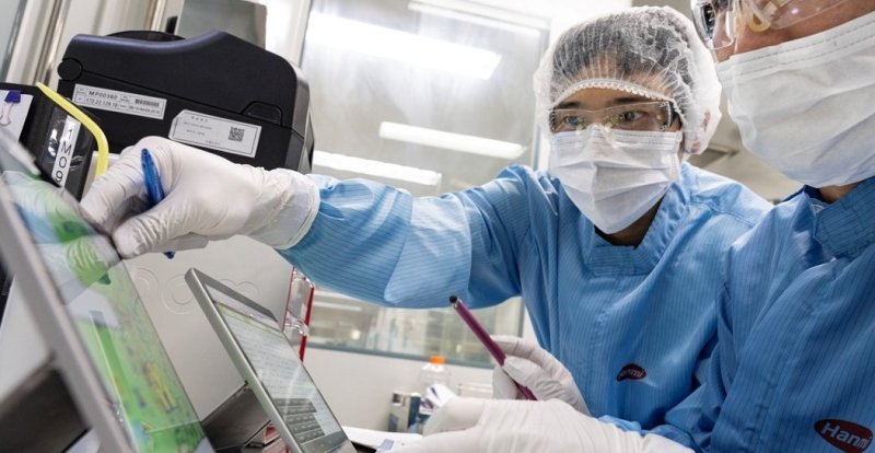 한미약품 바이오 분야 연구원들이 제조공정에 관한 데이터를 확인하면서 연구를 하고 있다.(한미약품 제공)/뉴스1