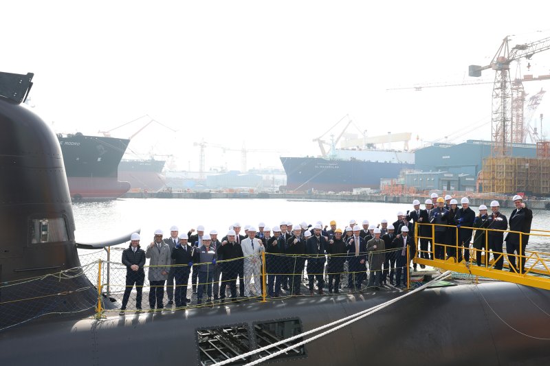 [거제=뉴시스] 신정철 기자= 60조원 규모의 캐나다 잠수함 사업(CPSP) 조달 업무 최고 책임자인 스티븐 퓨어(Stephen Fuhr) 캐나다 국방조달 특임장관이 지난 2일 경남 거제시의 한화오션을 방문했다. 사진은 퓨어 캐나다 국방조달 특임장관과 캐나다 기업인 29명 등이 캐나다 CPSP 사업에 제안한 장보고 -III 배치 -II 선도함인 장영실함에 승선하는 등 생산시설을 둘러보고 있는 모습.(사진=한화오션 제공).2026.02.03. photo@newsis.com *재판매 및 DB 금지