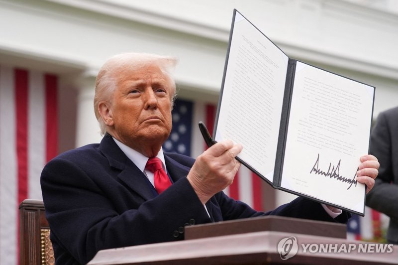 수입품에 관세를 부과하는 행정명령에 서명한 트럼프 미국 대통령 (출처=연합뉴스)