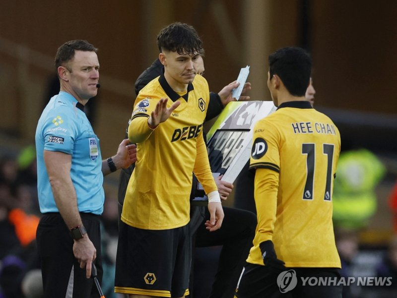 라르센과 황희찬 (출처=연합뉴스)