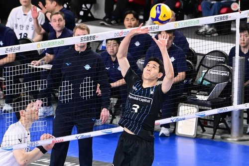 토스하는 현대캐피탈의 세터 황승빈(오른쪽) (출처=연합뉴스)