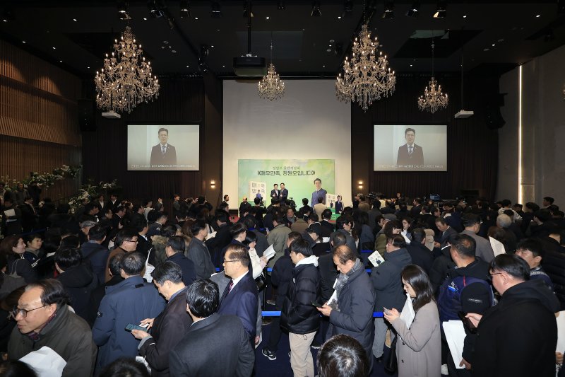 정원오 성동구청장이 2일 오후 서울시 성동구 왕십리광장로 디노체컨벤션웨딩홀에서 가진 ‘매우 만족 정원오입니다’ 출판기념회에서 참석자들과 일일이 인사와 기념 촬영을 하고 있다. 2026.2.2/뉴스1 ⓒ News1 박정호 기자