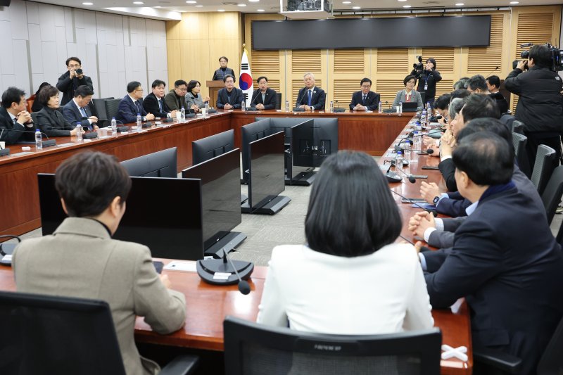 더불어민주당 초선의원 모임인 '더민초' 대표인 이재강 의원이 2일 서울 여의도 국회 의원회관에서 열린 조국혁신당과의 합당 관련 더민초 간담회에서 의원들과 대화하고 있다. 2026.2.2/뉴스1 ⓒ News1 신웅수 기자