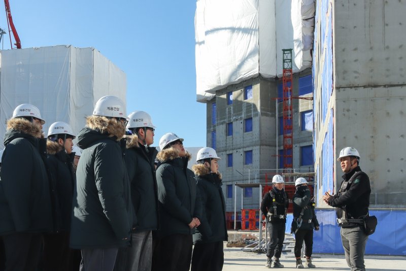 계룡건설 신입사원들이 둔산 엘리프 더 센트럴 건설 현장에서 공사 관리 직원의 인솔 아래 견학을 하고 있다. (계룡건설 제공. 재판매 및 DB금지) 2026.2.3/뉴스1