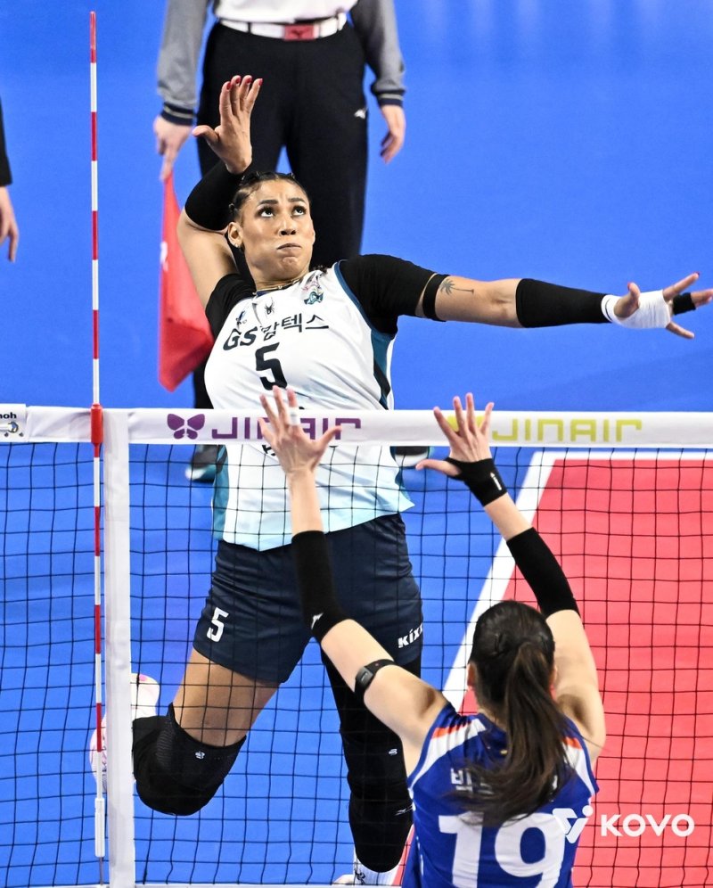 IBK기업은행과 경기에서 공격하는 실바(왼쪽) (출처=연합뉴스)