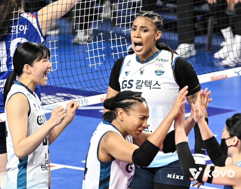 득점 후 기뻐하는 GS칼텍스의 실바(뒤편 오른쪽) (출처=연합뉴스)
