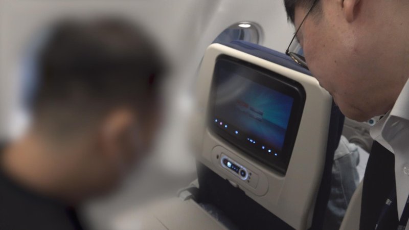 [서울=뉴시스] 캄보디아에서 연애를 빙자한 사기 일명 '로맨스스캠'으로 120억원을 가로챈 한국인 총책 부부가 23일 국내로 강제 송환됐다. 사진은 한국인 총책 부부가 프놈펜 공항에서 전세기에 탑승한 모습.초국가범죄 특별대응 TF는 캄보디아를 거점으로 우리 국민 869명에게 약 486억원을 편취한 한국 국적 피의자 73명을 강제 송환했다. (사진=법무부 제공 영상 캡처) 2026.01.23. photo@newsis.com *재판매 및 DB 금지