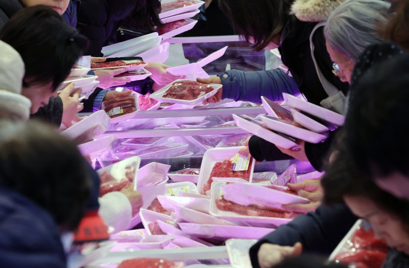 [서울=뉴시스] 조성우 기자 = 서울 서초구 농협 하나로마트 양재점에서 열린 '소 한 마리 할인 행사'에서 고객들이 한우를 고르고 있다. 2026.02.02. xconfind@newsis.com