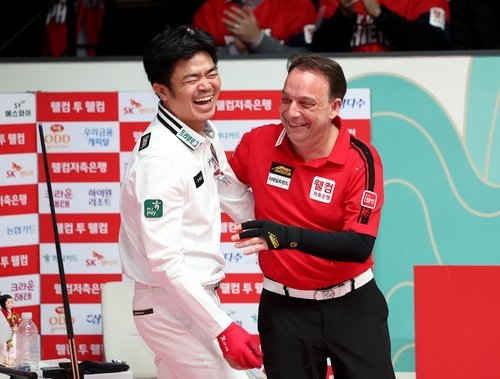 응우옌의 우승을 축하해주는 산체스 (출처=연합뉴스)